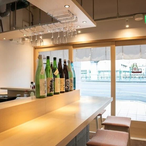 Sit at the counter and enjoy the comfortable solitude and harmony of the food and drinks, and spend a luxurious time soothing your body and mind.The flavor of the dried fish and the delicious taste of the sake resonate in your mind, and a sense of calm slowly spreads throughout your mind.
