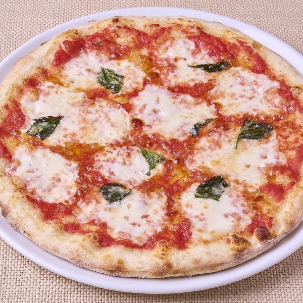 我们还有多种口味的披萨，深受大人和孩子的喜爱。