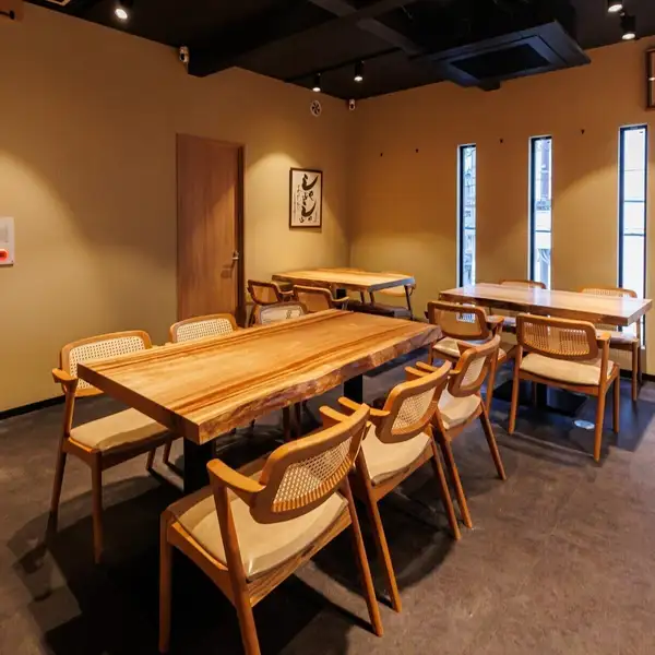 15名様以上でのご利用に際し、当店では特別に貸し切りのご予約を承っております。大人数の集まりやイベントに最適な空間をご用意しておりますので、ぜひお気軽にお問い合わせください。お客様のニーズに合わせたプランをご提案し、心温まるひとときをお届けいたします。皆様のご来店を心よりお待ちしております。