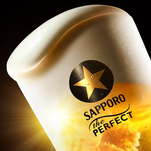 ミクロン単位のきめ細やかでクリーミーな極上の泡。飲むたびに泡が再生し、黒ラベル本来の美味しさが最後まで長持ちします。徹底洗浄したグラスだからこそ生まれる美しいレーシング（泡の輪）もこだわりの証。グラス・樽・注出の全てで2～6℃の徹底した温度管理を行い、味と香りを最大限に引き出した最高の一杯をお届け！