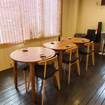 デートやサシ飲みに最適な、2名様用のお席も1卓ご用意しております！
