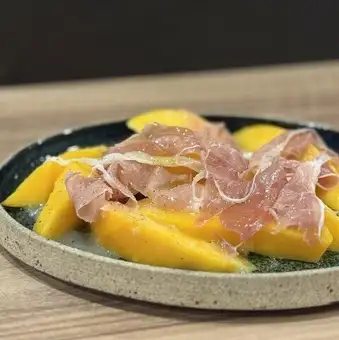 季節の果物と生ハムのマリネ