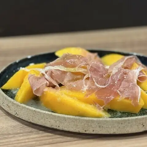 季節の果物と生ハムのマリネ