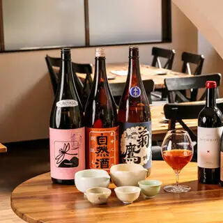 厳選ワインや珍しい泡盛を、店主惚れ込む美しい酒器で