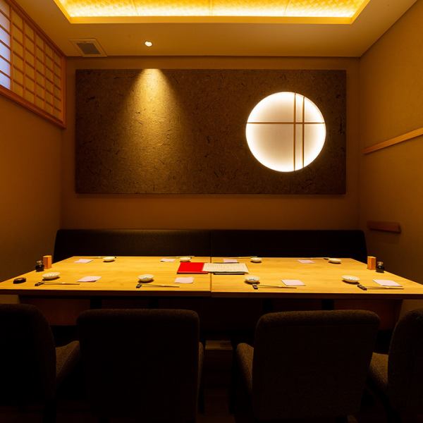 最大50名様までの大人数のご宴会にも広々個室をご案内致します。貸切も承りますので、お勤め先でのご宴会,懇親会,結婚式の二次会…多様なシーンでご利用くださいませ。ご人数・ご予算はお気軽にお電話にてご相談ください。お待ちしております。