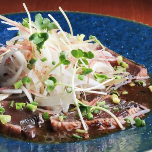 [Tataki of straw-grilled bonito] that can be enjoyed in the luxury girls-only gathering course