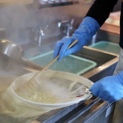 毎日職人が作り上げる、こだわりの本格讃岐うどんをリーズナブルにお届け！こがね製麺所人気No.1のシンプルなかけうどんから、レモンと大根おろしのさっぱり風味がクセになるおろしぶっかけ、ボリューム◎の肉うどんなど、様々なうどんをご用意しております。しっかりとした弾力と、ツルツルの喉ごしをぜひご堪能ください！