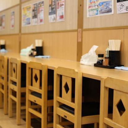 店内にはおひとり様でもお気軽にご利用いただけるカウンター席や、グループでのご利用に最適のテーブル席・座敷席をご用意しております！ビジネスマンから学生さんのランチタイムや、ご家族様でのお食事など様々なシーンにぜひご利用ください。駐車場も完備しておりますので、お車でのご利用も安心です♪