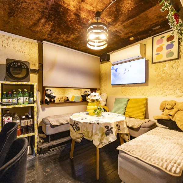 ゆったりとくつろげるソファー席をご用意しております！かわいいぬいぐるみもお席のアクセントに♪ゆったりくつろぎながら、カラオケ、お酒、料理をお楽しみいただけます◎韓国グループが好きな人同士が集まって、新たな出会いの場としてもおすすめです◎