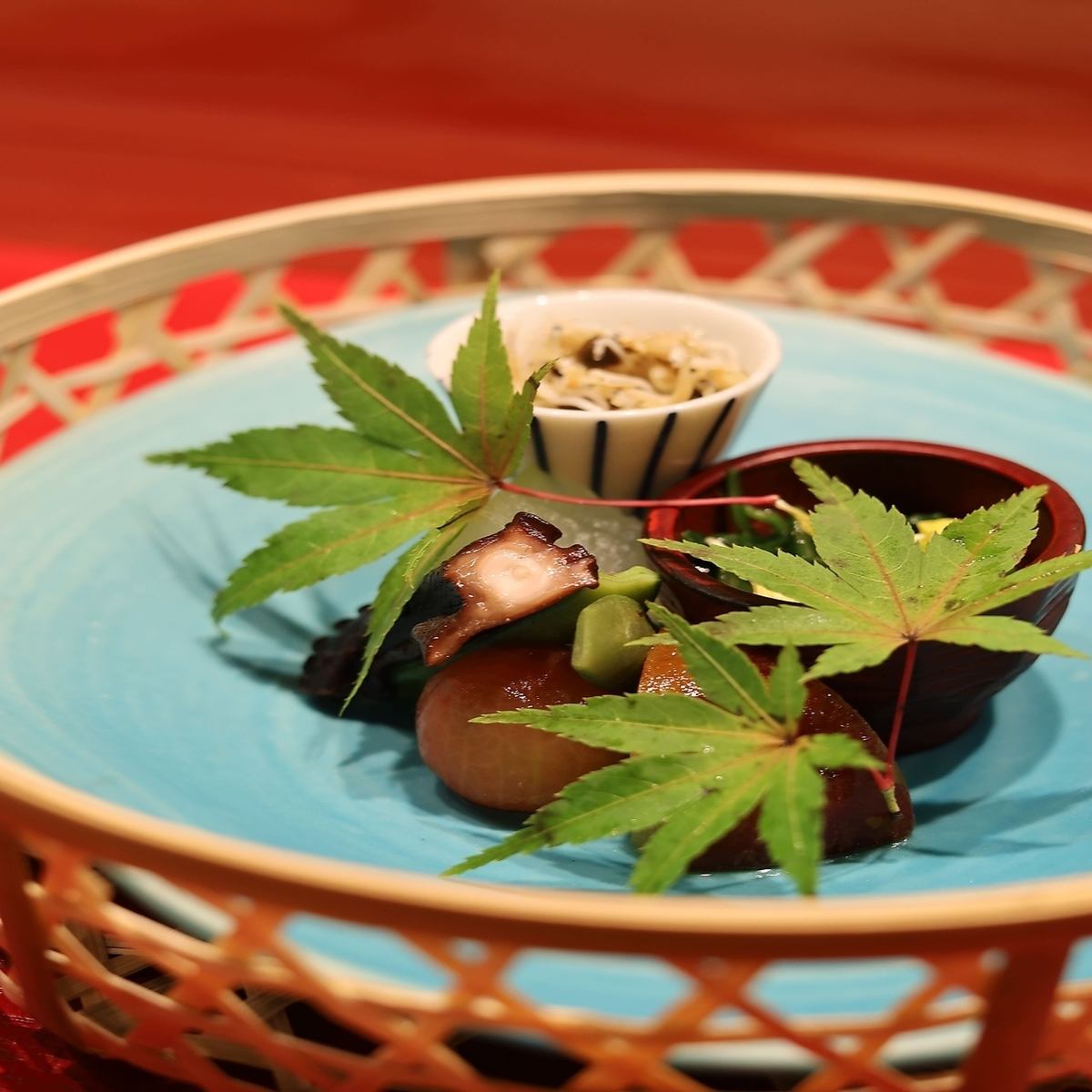 您可以从一件菜开始享受正宗的日本料理。侍酒师精心挑选的清酒也很不错。