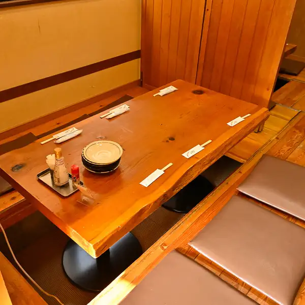 店内は全席で喫煙が可能となっており、愛煙家の方々が気兼ねなくお酒や食事を堪能できる貴重な環境を整えています。お席のタイプもカウンター席からお座敷まで多彩にご用意しているため、それぞれの好みのスタイルでくつろげます。煙を気にすることなく、愛煙家同士での楽しい夜を遅くまでお過ごしください。