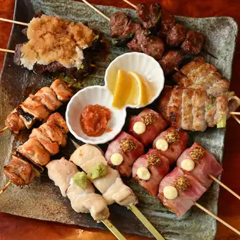 【串焼おまかせコース】備長炭で丁寧に焼き上げた香ばしくジューシーな串焼6本 1320円(税込)
