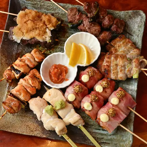 【串焼おまかせコース】備長炭で丁寧に焼き上げた香ばしくジューシーな串焼6本 1320円(税込)