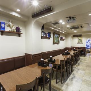 【5～6名様対応】会社帰りや学校帰り、ご家族でのお食事など、様々なシーンに使える少人数に対応のお席です！壁側はソファー席となっており人気のお席となっております！