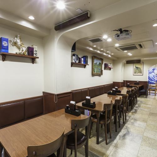【5～6名様対応】会社帰りや学校帰り、ご家族でのお食事など、様々なシーンに使える少人数に対応のお席です！壁側はソファー席となっており人気のお席となっております！