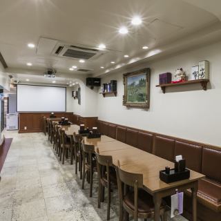 【8～10名様対応】会社飲み会や接待などの大人数でのご利用も可能な、テーブル席のご用意があります。大阪へ観光などで訪れた団体のお客さまにもおすすめのお席となっておあります。