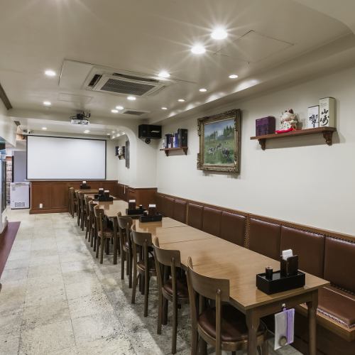 【8～10名様対応】会社飲み会や接待などの大人数でのご利用も可能な、テーブル席のご用意があります。大阪へ観光などで訪れた団体のお客さまにもおすすめのお席となっておあります。