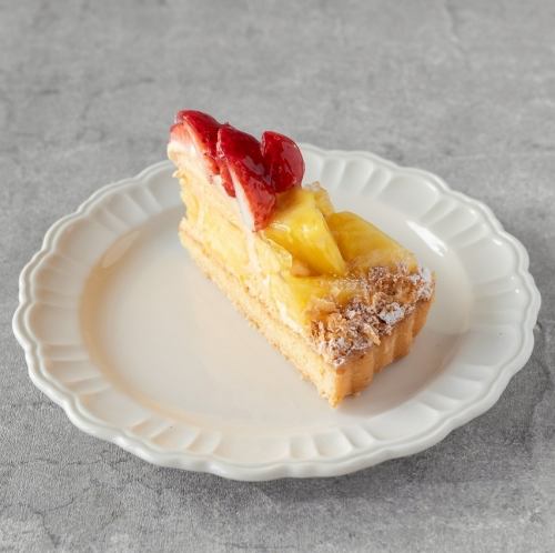 パイナップルといちごのタルト
