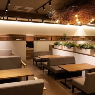 内にあしらわれている木と植物の空間が感じさせる温かい雰囲気のカフェです。