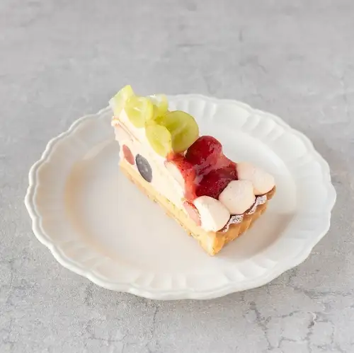 Domestic strawberry and Shine Muscat grape tart