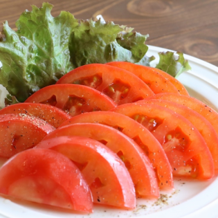 Colourful tomato slices