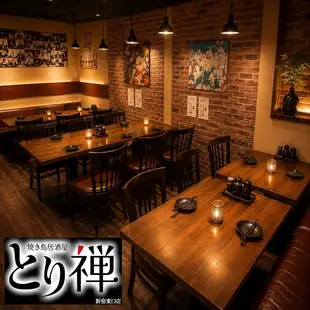 对于私人预订，我们提供能带来私密感的空间。它非常适合为生日派对、小型聚会和其他特殊场合增添特别的气氛。因为你可以和朋友们一起玩得开心，而不用担心周围的人，这会创造一个充满欢笑和举杯庆祝的时刻。由于其在音乐和布局方面具有高度的自由度，因此也推荐用于纪念场合。