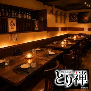 对于私人预订，我们提供能带来私密感的空间。它非常适合为生日派对、小型聚会和其他特殊场合增添特别的气氛。因为你可以和朋友们一起玩得开心，而不用担心周围的人，这会创造一个充满欢笑和举杯庆祝的时刻。由于其在音乐和布局方面具有高度的自由度，因此也推荐用于纪念场合。