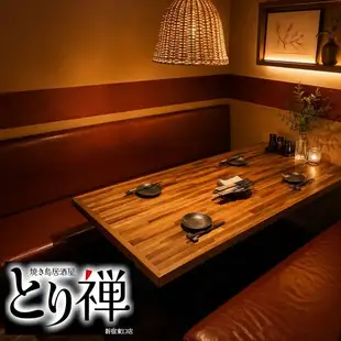 拆除隔断并将房间连通，即可容纳 8 至 12 人。这种座位安排即使在公司聚会或俱乐部聚会等大型团体中也能营造出团结感。这里菜肴很容易分享，热闹的氛围也使它成为社交的好去处。这是一个用户友好的空间，会让派对组织者感到轻松自在。