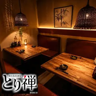 拆除隔断并将房间连通，即可容纳 8 至 12 人。这种座位安排即使在公司聚会或俱乐部聚会等大型团体中也能营造出团结感。这里菜肴很容易分享，热闹的氛围也使它成为社交的好去处。这是一个用户友好的空间，会让派对组织者感到轻松自在。