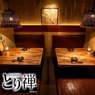 拆除隔断并将房间连通，即可容纳 8 至 12 人。这种座位安排即使在公司聚会或俱乐部聚会等大型团体中也能营造出团结感。这里菜肴很容易分享，热闹的氛围也使它成为社交的好去处。这是一个用户友好的空间，会让派对组织者感到轻松自在。