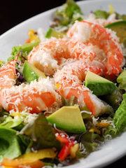 Homemade Caesar salad with shrimp and avocado/Salmon and salmon roe salad/White meat and sea bream skin salad