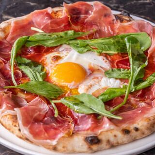 ランチでは、お得な4つのコースをご堪能いただけます！当店自慢のパスタやピッツアをご賞味ください。