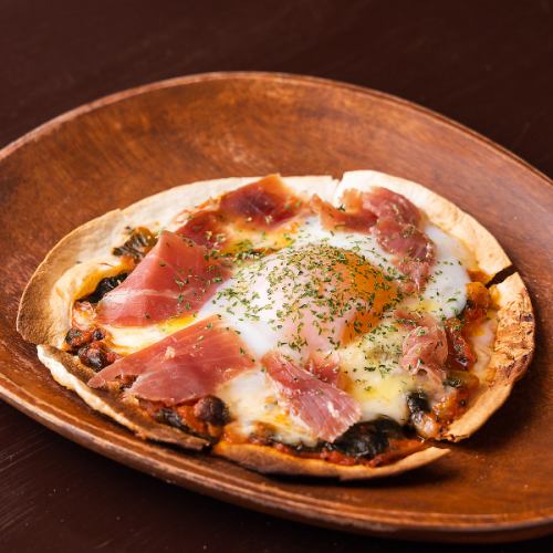 "Mini Bismarck with prosciutto" 890 yen (tax included) The salty ham and soft-boiled egg go perfectly together ♪ A delicious treat that everyone loves!