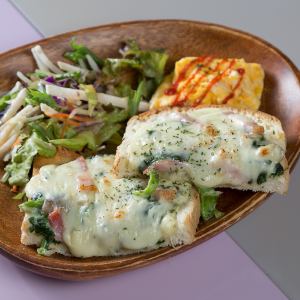ベーコンとほうれん草のホワイトチーズトースト