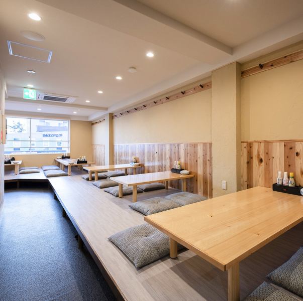 The restaurant on the 1st floor of the restaurant is equipped with 6 counter seats where you can have a lively discussion with the owner! The restaurant on the 2nd floor with a panoramic view of Enoshima is equipped with 40 tatami mat seats! We also have private rooms that can accommodate 6 to 8 people. increase!