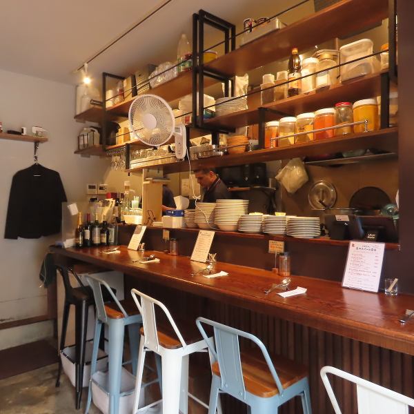 ライブ感あふれるオープンキッチンの前には、お一人様でも気軽に楽しめるカウンター席をご用意しています♪シェフの調理風景を眺めながら、おすすめ料理やワインについて聞くのも楽しい◎お一人様やランチ利用にも最適なお席です。お席で本格的な窯焼き料理の香りをお楽しみいただけます◎