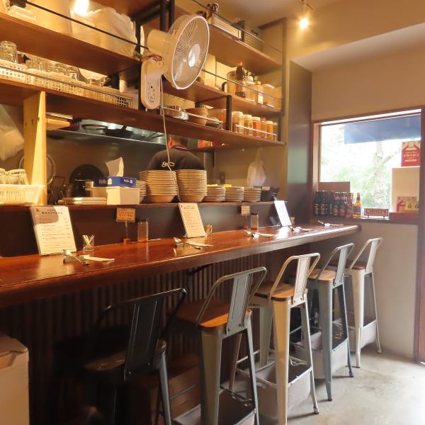 ゆったりとしたテーブル席は、ご友人同士の小規模な集まりや、ご家族とのお食事に最適です◎エスニックな色調で気持ちもアガる雰囲気の店内で、海外旅行気分にもなります。また地域の集まりなどのちょっとした宴会ご利用いただけ、最大20名様までの貸切にも対応可能です！