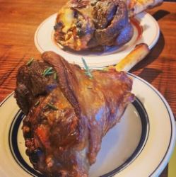 ラムの骨付きスネ肉の窯焼き