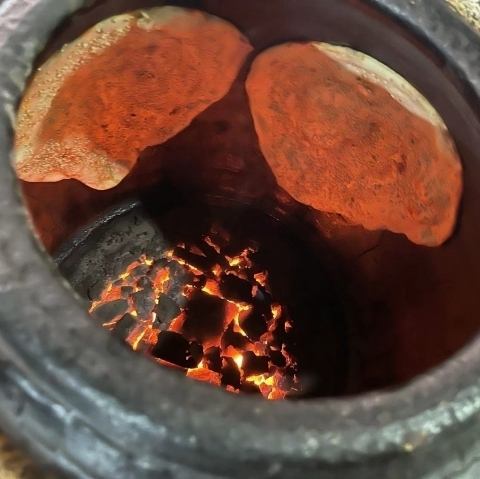 本場仕込みの炭窯焼で焼くタンドール料理は旨味を凝縮！