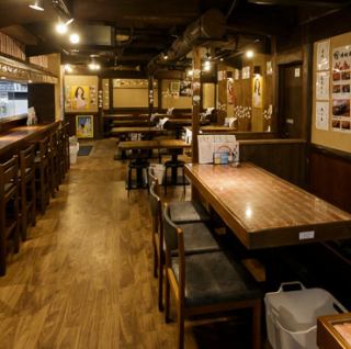 女子会や合コンなど、グループ利用におすすめ！テーブルを囲んで美味しいお料理とお酒をシェアすれば、会話も弾むこと間違いなし♪ゆったり座れる広めのお席です。