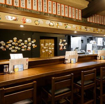 仕事帰りのサク飲みや、同僚との語らいに最適なテーブル席。木の温もりを感じる落ち着いた空間で、リラックスして過ごせます◎当店は全席喫煙可能なので、お酒とタバコを楽しみながら深い会話に花を咲かせることも可能。路地裏の隠れ家で、周りを気にせずゆったりとした時間をお楽しみください。