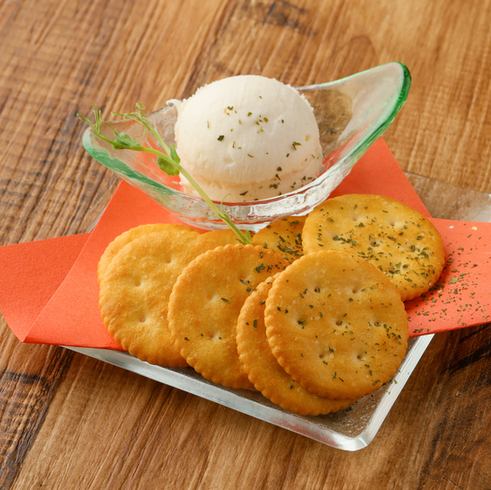 独自配合のクリームチーズクラッカー