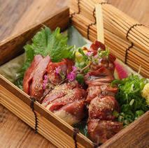 【鮮度抜群の朝引き地鶏】高級備長炭で焼き上げる香ばしい逸品！ねぎまやハラミなど旨味溢れる串を堪能