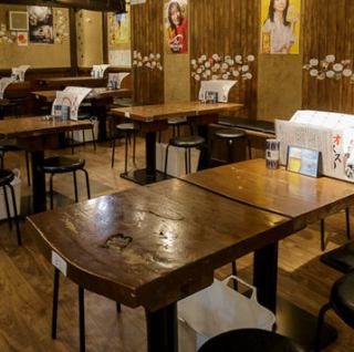 片側がソファータイプになっているお席もございます。ゆったりと腰掛けて寛げるので、長時間のご宴会やお子様連れのお客様にもおすすめです♪※空席状況は店舗へご確認ください。