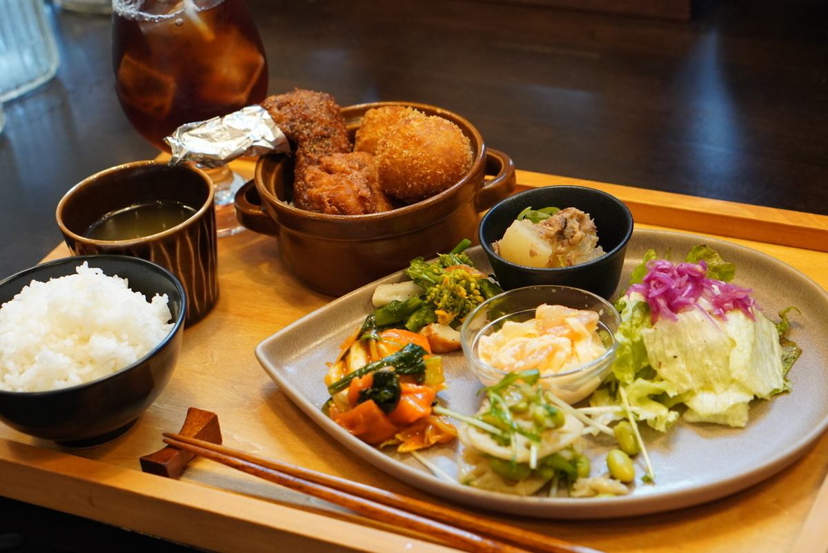 Our proud meal plate "Irodori" allows you to choose your main dish and side dish, and you can enjoy a plate full of your favorite foods and vegetables.