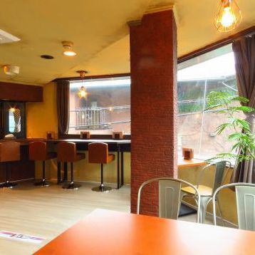 The glass-enclosed store with a sense of openness is perfect for dates, after-parties, parties, and various other occasions! Please feel free to visit us♪