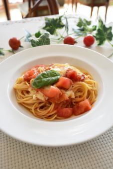tomato and mozzarella pasta