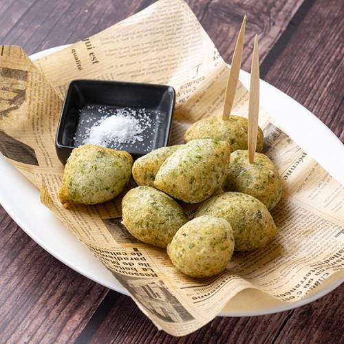 Neapolitan specialty! Zeppoline with green lettuce