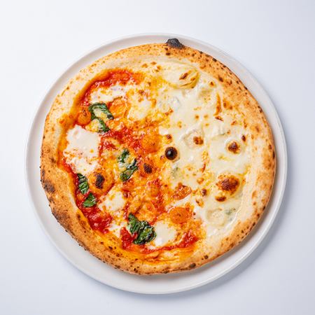 Half & Half (Margherita & melty pizza made with 4 kinds of Hokkaido cheese, served with honey)