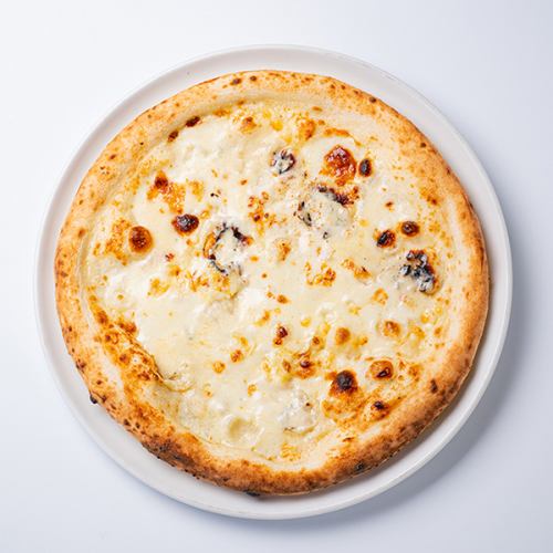 Melty pizza made with 4 kinds of Hokkaido cheese, served with honey